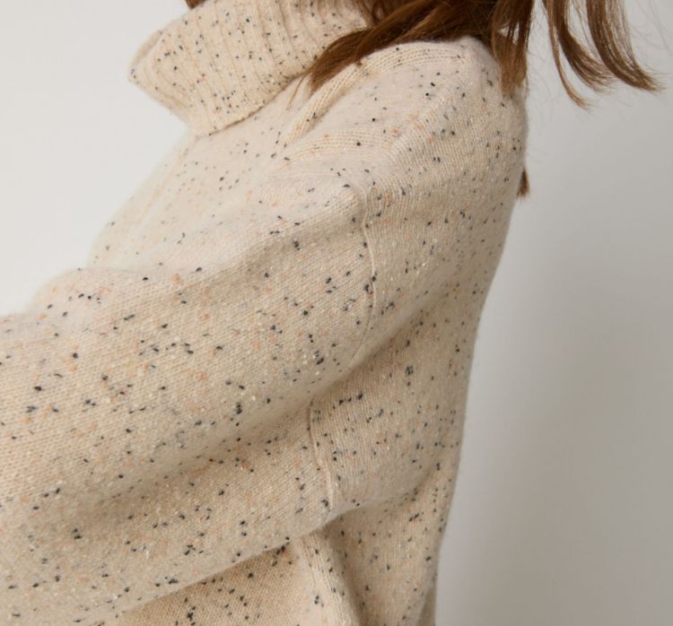 Immagine di Maglia dolcevita in lana con spacchi