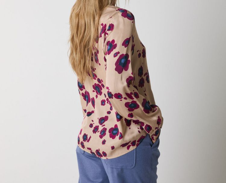 Immagine di Blusa in raso stampato con scollo a V