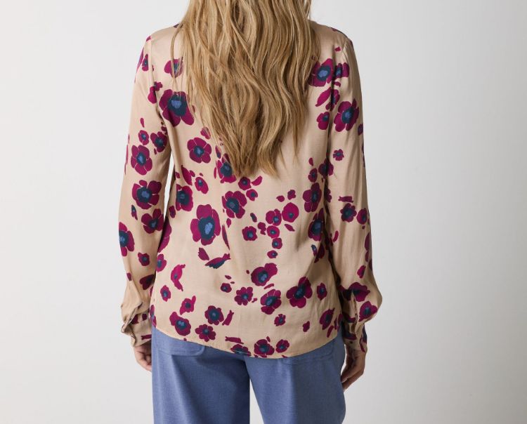 Immagine di Blusa in raso stampato con scollo a V
