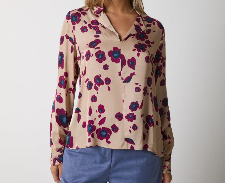 Immagine di Blusa in raso stampato con scollo a V